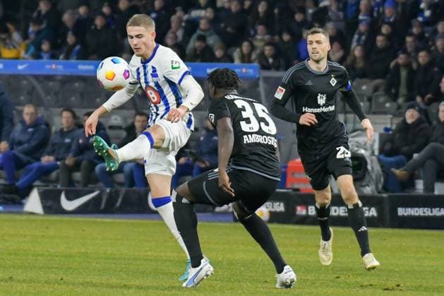 Soccer 2 Bundesliga, Hertha BSC Hamburger SV 03 02 2024, xdanx, Soccer 2 Bundesliga, Hertha BSC Hamburger SV, v l Marten Winkler Hertha BSC 22 ,Stephan Ambrosius Hamburger SV 35 ,Jonas Meffert Hamburger SV 23 ,duel, duel, fight, tackle DFL DFB REGULATIONS PROHIBIT ANY USE OF PHOTOGRAPHS as IMAGE SEQUENCES and or QUASI VIDEO Photo Daniel Lakomski Mix1 Berlin Olympiastadion Berlin Berlin Germany EN Copyright: xDanielxLakomskix