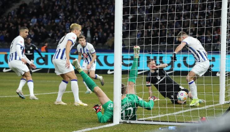 Florian Niederlechner saves on the goal line, Laszlo Benes, goalkeeper Tjark Ernst injured at the post duel Match scene Action Sport Soccer Football DFL 2 Bundesliga Men 20 Matchday Season 2023 2024 03 02 2024 Hertha BSC Berlin vs Hamburger SV HSV DFL regulations prohibit any use of photographs as image sequences and or quasi video
