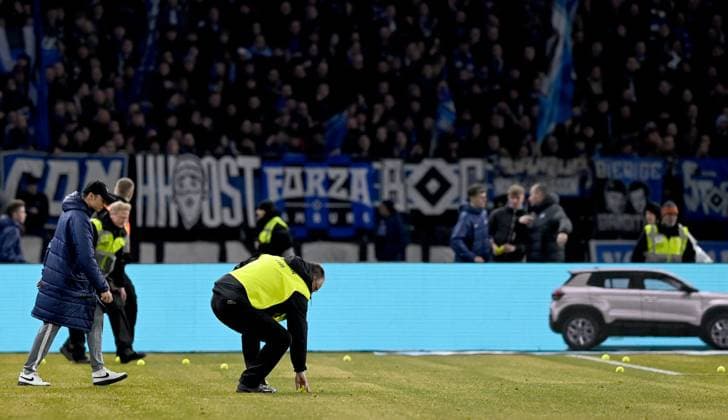 Soccer, Men, Season 2023 2024, 2 Bundesliga 20 Matchday , Hertha BSC Hamburger SV, Guest block, Fans of Hamburg protest against the potential investor of the DFL with tennis balls, 03 02 2024, Copyright: xSebastianxRäppold MatthiasxKochx