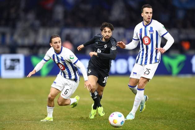 03 02 2024, xtgx, Soccer 2 Bundesliga, Hertha BSC Berlin Hamburger SV emspor, v l Michael Karbownik Hertha, 6 , Immanuel Pherai HSV, 10 , Haris Tabakovic Hertha, 25 duel, fight, tackle DFL DFB REGULATIONS PROHIBIT ANY USE OF PHOTOGRAPHS as IMAGE SEQUENCES and or QUASI VIDEO Berlin