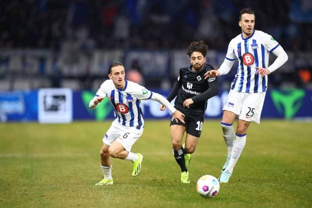 03 02 2024, xtgx, Soccer 2 Bundesliga, Hertha BSC Berlin Hamburger SV emspor, v l Michael Karbownik Hertha, 6 , Immanuel Pherai HSV, 10 , Haris Tabakovic Hertha, 25 duel, fight, tackle DFL DFB REGULATIONS PROHIBIT ANY USE OF PHOTOGRAPHS as IMAGE SEQUENCES and or QUASI VIDEO Berlin