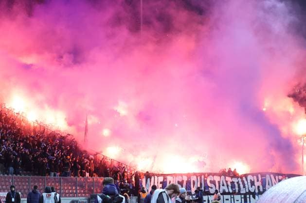 DEU, DFL, 2 FBL, Hertha BSC vs Hamburger SV, 03 02 2024, Berliner Olympiastadion, Berlin, DEU, DFL, 2 FBL, Hertha BSC vs Hamburger SV, im Bild Hamburger Fanblock, Pyro DFL regulations prohibit any use of Photographs as image sequences and or quasi video Foto Juergen Engler nordphoto GmbH nordphotoxGmbHx xEngler nph00076