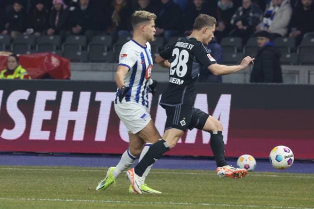 DEU, DFL, 2 FBL, Hertha BSC vs Hamburger SV, 03 02 2024, Berliner Olympiastadion, Berlin, DEU, DFL, 2 FBL, Hertha BSC vs Hamburger SV, in the picture Florian Niederlechner Hertha BSC Berlin 7 , Miro Muheim Hamburger SV 28 DFL regulations prohibit any use of Photographs as image sequences and or quasi video Foto Juergen Engler nordphoto GmbH nordphotoxGmbHx xEngler nph00076