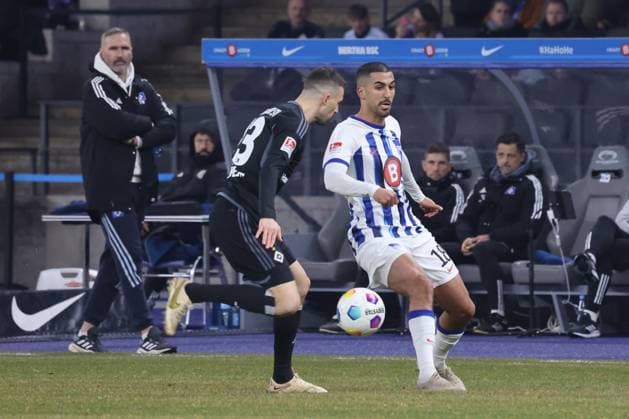 DEU, DFL, 2 FBL, Hertha BSC vs Hamburger SV, 03 02 2024, Berliner Olympiastadion, Berlin, DEU, DFL, 2 FBL, Hertha BSC vs Hamburger SV, in the picture Aymen Barkok Hertha BSC Berlin 18 , Jonas Meffert Hamburger SV 23 , Head coach Tim Walter Hamburger SV DFL regulations prohibit any use of Photographs as image sequences and or quasi video Foto Juergen Engler nordphoto GmbH nordphotoxGmbHx xEngler nph00076