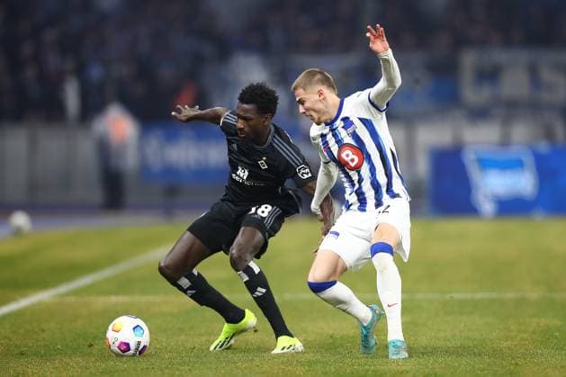 03 02 2024, xtgx, Fußball 2 Bundesliga, Hertha BSC Berlin Hamburger SV emspor, v l Bakery Jatta HSV, 18 , Marten Winkler Hertha, 22 Zweikampf, Duell, Kampf, tackle DFL DFB REGULATIONS PROHIBIT ANY USE OF PHOTOGRAPHS as IMAGE SEQUENCES and or QUASI VIDEO Berlin