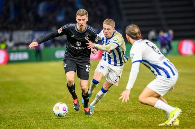 f l Ignace Van der Brempt HSV, 22 , Marten Winkler Hertha BSC, 22 , Michal Karbownik Hertha BSC, 06 , duel, action, fight, Hertha BSC Hamburger SV, 2 Bundesliga, football, DFB, Bundesliga, season 2023 2024, Olympia Stadion Berlin, DFB DFL REGULATIONS PROHIBIT ANY USE OF PHOTOGRAPHS AS IMAGE SEQUENCES AND OR QUASI VIDEO, 03 02 2024, photo HMB Media Uwe Koch Copyright: HMBxMedia UwexKoch