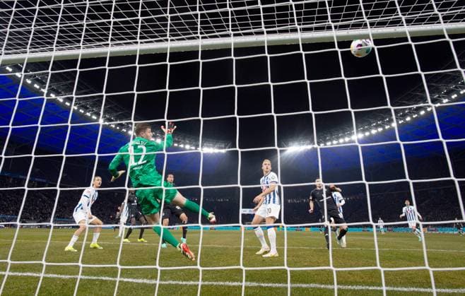Soccer, Men, Season 2023 2024, 2 Bundesliga 20 Matchday , Hertha BSC Hamburger SV, Andras Nemeth covered, Hamburger SV hits the crossbar against goalkeeper Tjark Ernst Hertha BSC, 03 02 2024, Copyright: xSebastianxRäppold MatthiasxKochx