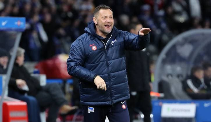 Coach Pal Dardai pointing, gesturing action upper body Sport Football Soccer DFL 2 Bundesliga Men 20 Matchday Season 2023 2024 03 02 2024 Hertha BSC Berlin vs Hamburger SV HSV DFL regulations prohibit any use of photographs as image sequences and or quasi video