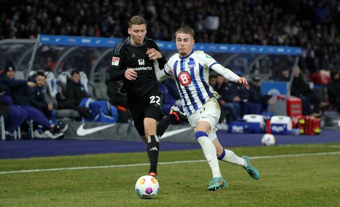 Ignace Van der Brempt, Marten Winkler Zweikampf Spielzene Action Sport Fußball Fußball DFL 2 Bundesliga Herren 20 Spieltag Saison 2023 2024 03 02 2024 Hertha BSC Berlin vs Hamburger SV HSV DFL regulations prohibit any use of photographs as image sequences and or quasi video