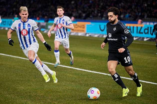 Immanuel Pherai Hamburger SV, 10 , JonJoe Kenny Hertha BSC, 16 , GER, Hertha BSC vs Hamburger SV, Soccer Men, 2 Bundesliga, Season 2023 2024, 20 Matchday, 03 02 2024 DFL REGULATIONS PROHIBIT ANY USE OF PHOTOGRAPHS AS IMAGE SEQUENCES AND OR QUASI VIDEO GER, Hertha BSC vs Hamburger SV, Soccer Men, 2 Bundesliga, Season 2023 2024, 20 Matchday, 03 02 2024 Berlin Copyright: xEibner-Pressefotox xClaudiusxRauchx EP_CRH