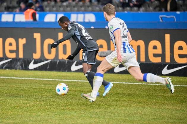 JonJoe Kenny Hertha BSC, 16 , Jean Luc Dompe Hamburger SV, 27 , GER, Hertha BSC vs Hamburger SV, Soccer Men, 2 Bundesliga, Season 2023 2024, 20 Matchday, 03 02 2024 DFL REGULATIONS PROHIBIT ANY USE OF PHOTOGRAPHS AS IMAGE SEQUENCES AND OR QUASI VIDEO GER, Hertha BSC vs Hamburger SV, Soccer Men, 2 Bundesliga, Season 2023 2024, 20 Matchday, 03 02 2024 Berlin Copyright: xEibner-Pressefotox xClaudiusxRauchx EP_CRH