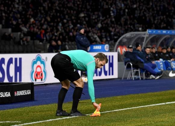 Soccer, Men, Season 2023 2024, 2 Bundesliga 20 Matchday , Hertha BSC Hamburger SV, the flag of assistant referee Sven Waschitzki Günther broke, 03 02 2024, Copyright: xSebastianxRäppold MatthiasxKochx