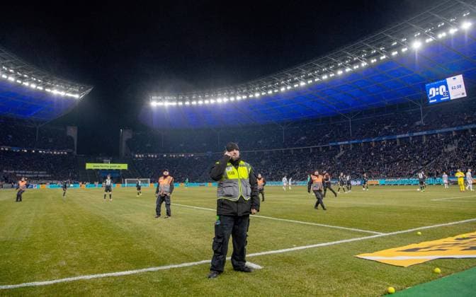 Soccer, Men, Season 2023 2024, 2 Bundesliga 20 Matchday , Hertha BSC Hamburger SV, Fans of Hertha protest against the potential investor of the DFL with tennis balls, the match is interrupted, 03 02 2024, Copyright: xSebastianxRäppold MatthiasxKochx