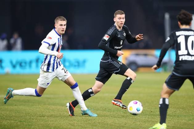 03 02 2024, xtgx, Soccer 2 Bundesliga, Hertha BSC Berlin Hamburger SV emspor, v l Marten Winkler Hertha, 22 , Ignace Van der Brempt HSV, 22 duel, duel, fight, tackle DFL DFB REGULATIONS PROHIBIT ANY USE OF PHOTOGRAPHS as IMAGE SEQUENCES and or QUASI VIDEO Berlin