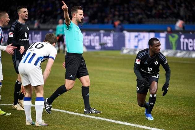 Daniel Schlager Referee , Jean Luc Dompe Hamburger SV, 27 , GER, Hertha BSC vs Hamburger SV, Soccer Men, 2 Bundesliga, Season 2023 2024, 20 Matchday, 03 02 2024 DFL REGULATIONS PROHIBIT ANY USE OF PHOTOGRAPHS AS IMAGE SEQUENCES AND OR QUASI VIDEO GER, Hertha BSC vs Hamburger SV, Soccer Men, 2 Bundesliga, Season 2023 2024, 20 Matchday, 03 02 2024 Berlin Copyright: xEibner-Pressefotox xClaudiusxRauchx EP_CRH