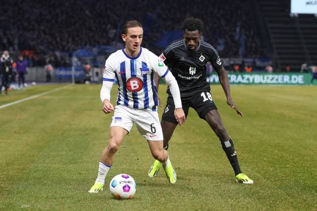 03 02 2024, xtgx, Football 2 Bundesliga, Hertha BSC Berlin Hamburger SV emspor, v l Michael Karbownik Hertha, 6 , Bakery Jatta HSV, 18 duel, duel, fight, tackle DFL DFB REGULATIONS PROHIBIT ANY USE OF PHOTOGRAPHS as IMAGE SEQUENCES and or QUASI VIDEO Berlin