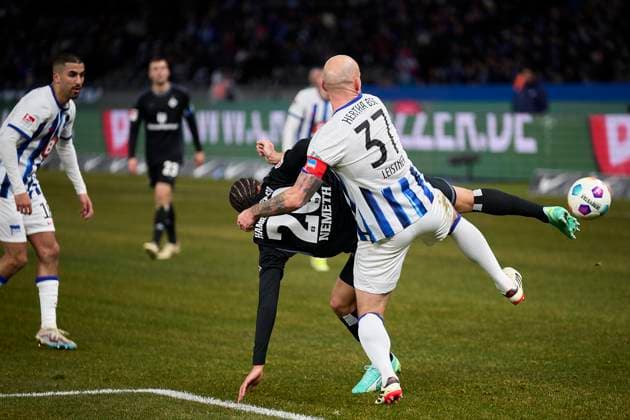 Toni Leistner Hertha BSC, 37 , Andras Nemeth Hamburger SV, 20 , GER, Hertha BSC vs Hamburger SV, Soccer Men, 2 Bundesliga, Season 2023 2024, 20 Matchday, 03 02 2024 DFL REGULATIONS PROHIBIT ANY USE OF PHOTOGRAPHS AS IMAGE SEQUENCES AND OR QUASI VIDEO GER, Hertha BSC vs Hamburger SV, Soccer Men, 2 Bundesliga, Season 2023 2024, 20 Matchday, 03 02 2024 Berlin Copyright: xEibner-Pressefotox xClaudiusxRauchx EP_CRH