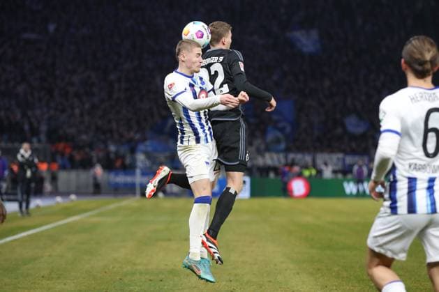 03 02 2024, xtgx, Soccer 2 Bundesliga, Hertha BSC Berlin Hamburger SV emspor, v l Marten Winkler Hertha, 22 , Ignace Van der Brempt HSV, 22 duel, fight, tackle, header DFL DFB REGULATIONS PROHIBIT ANY USE OF PHOTOGRAPHS as IMAGE SEQUENCES and or QUASI VIDEO Berlin