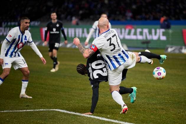 Toni Leistner Hertha BSC, 37 , Andras Nemeth Hamburger SV, 20 , GER, Hertha BSC vs Hamburger SV, Soccer Men, 2 Bundesliga, Season 2023 2024, 20 Matchday, 03 02 2024 DFL REGULATIONS PROHIBIT ANY USE OF PHOTOGRAPHS AS IMAGE SEQUENCES AND OR QUASI VIDEO GER, Hertha BSC vs Hamburger SV, Soccer Men, 2 Bundesliga, Season 2023 2024, 20 Matchday, 03 02 2024 Berlin Copyright: xEibner-Pressefotox xClaudiusxRauchx EP_CRH