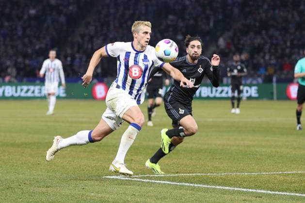 03 02 2024, xtgx, Soccer 2 Bundesliga, Hertha BSC Berlin Hamburger SV emspor, v l Marc Oliver Kempf Hertha, 20 , Guilherme Ramos HSV, 13 duel, duel, fight, tackle DFL DFB REGULATIONS PROHIBIT ANY USE OF PHOTOGRAPHS as IMAGE SEQUENCES and or QUASI VIDEO Berlin