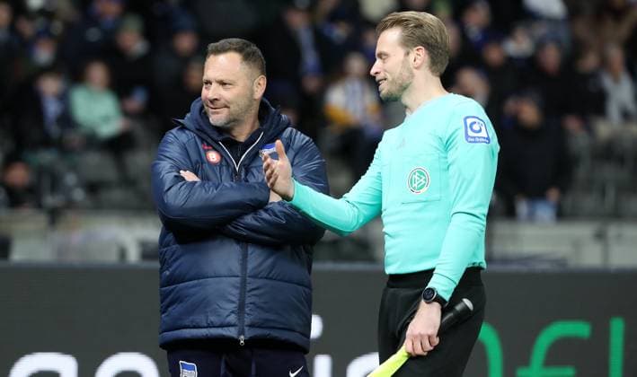 Coach Pal Dardai talks to linesman during stoppage of play due to DFL protest action by Hertha fans Sport Football Soccer DFL 2 Bundesliga Men 20 Matchday Season 2023 2024 03 02 2024 Hertha BSC Berlin vs Hamburger SV HSV DFL regulations prohibit any use of photographs as image sequences and or quasi video