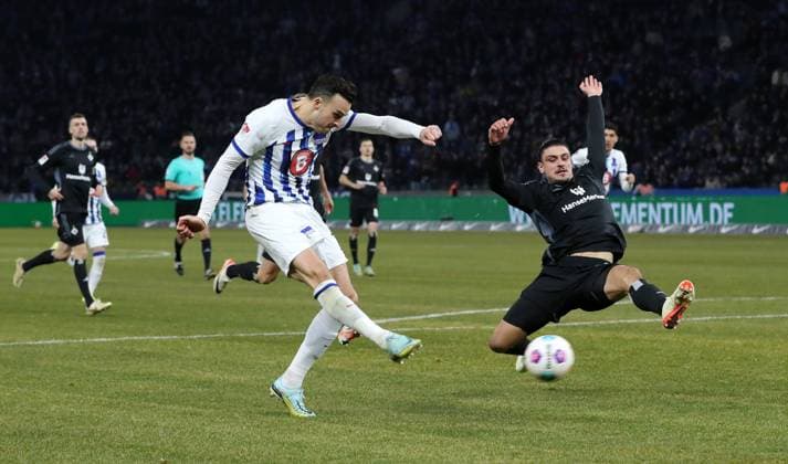Haris Tabakovic, Guilherme Ramos duel Match scene Action Sport Soccer Football DFL 2 Bundesliga Men 20 Matchday Season 2023 2024 03 02 2024 Hertha BSC Berlin vs Hamburger SV HSV DFL regulations prohibit any use of photographs as image sequences and or quasi video