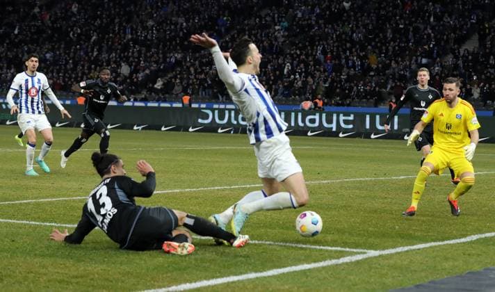 Guilherme Ramos, Haris Tabakovic duel match scene Action Sport Football Soccer DFL 2 Bundesliga Men 20 Matchday Season 2023 2024 03 02 2024 Hertha BSC Berlin vs Hamburger SV HSV DFL regulations prohibit any use of photographs as image sequences and or quasi video