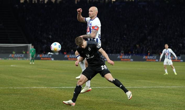 Miro Muheim, Toni Leistner duel match scene Action Sport Football Soccer DFL 2 Bundesliga Men 20 Matchday Season 2023 2024 03 02 2024 Hertha BSC Berlin vs Hamburger SV HSV DFL regulations prohibit any use of photographs as image sequences and or quasi video
