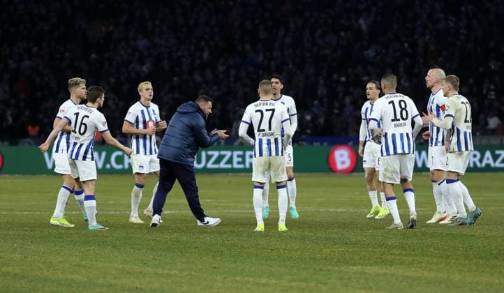 Coach Pal Dardai leads team warm-up after stoppage of play Sport Football Soccer DFL 2 Bundesliga Men 20 Matchday Season 2023 2024 03 02 2024 Hertha BSC Berlin vs Hamburger SV HSV DFL regulations prohibit any use of photographs as image sequences and or quasi video