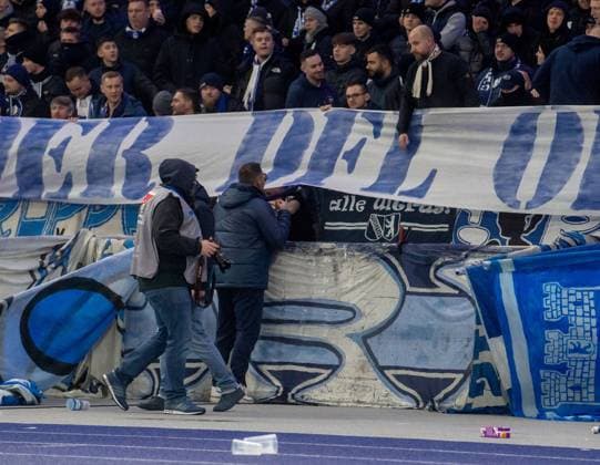 Soccer, Men, Season 2023 2024, 2 Bundesliga 20 Matchday , Hertha BSC Hamburger SV, Fans of Hertha protest against the potential investor of the DFL with tennis balls, the game is interrupted, Coach Pal Dardai Hertha BSC in the Ostkurve to talk to Ultras, 03 02 2024, Copyright: xSebastianxRäppold MatthiasxKochx