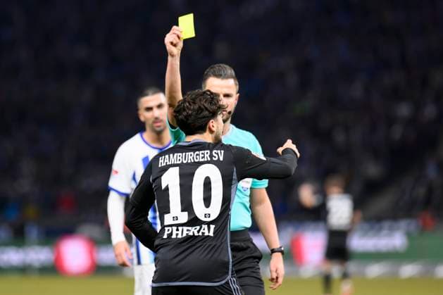 Yellow for Immanuel Pherai HSV, 10 , Hertha BSC Hamburger SV, 2 Bundesliga, Football, DFB, Bundesliga, Season 2023 2024, Olympia Stadion Berlin, DFB DFL REGULATIONS PROHIBIT ANY USE OF PHOTOGRAPHS AS IMAGE SEQUENCES AND OR QUASI VIDEO, 03 02 2024, Photo HMB Media Uwe Koch Copyright: HMBxMedia UwexKoch
