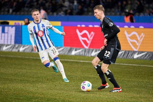 Marten Winkler Hertha BSC, 22 , Ignace Van der Brempt Hamburger SV, 22 , GER, Hertha BSC vs Hamburger SV, Soccer Men, 2 Bundesliga, Season 2023 2024, 20 Matchday, 03 02 2024 DFL REGULATIONS PROHIBIT ANY USE OF PHOTOGRAPHS AS IMAGE SEQUENCES AND OR QUASI VIDEO GER, Hertha BSC vs Hamburger SV, Soccer Men, 2 Bundesliga, Season 2023 2024, 20 Matchday, 03 02 2024 Berlin Copyright: xEibner-Pressefotox xClaudiusxRauchx EP_CRH