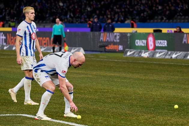 Toni Leistner Hertha BSC, 37 , picks up tennis ball, GER, Hertha BSC vs Hamburger SV, Soccer Men, 2 Bundesliga, Season 2023 2024, 20 Matchday, 03 02 2024 DFL REGULATIONS PROHIBIT ANY USE OF PHOTOGRAPHS AS IMAGE SEQUENCES AND OR QUASI VIDEO GER, Hertha BSC vs Hamburger SV, Soccer Men, 2 Bundesliga, Season 2023 2024, 20 Matchday, 03 02 2024 Berlin Copyright: xEibner-Pressefotox xClaudiusxRauchx EP_CRH