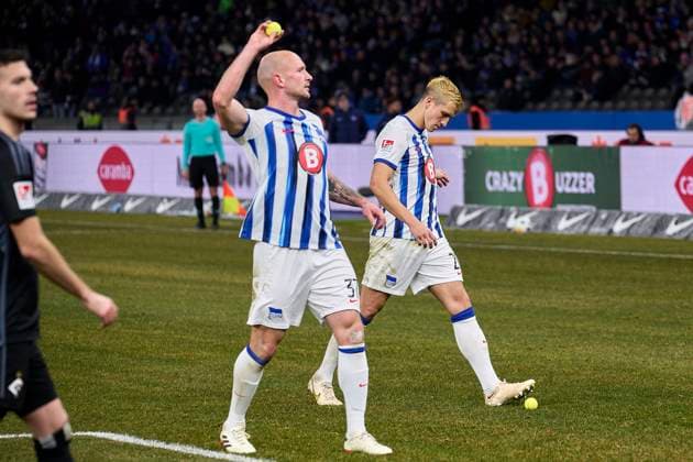 Toni Leistner Hertha BSC, 37 , picks up tennis ball, GER, Hertha BSC vs Hamburger SV, Soccer Men, 2 Bundesliga, Season 2023 2024, 20 Matchday, 03 02 2024 DFL REGULATIONS PROHIBIT ANY USE OF PHOTOGRAPHS AS IMAGE SEQUENCES AND OR QUASI VIDEO GER, Hertha BSC vs Hamburger SV, Soccer Men, 2 Bundesliga, Season 2023 2024, 20 Matchday, 03 02 2024 Berlin Copyright: xEibner-Pressefotox xClaudiusxRauchx EP_CRH