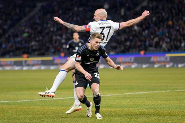 f l Toni Leistner Hertha BSC, 37 , Miro Muheim HSV, 28 , Hertha BSC Hamburger SV, 2 Bundesliga, Football, DFB, Bundesliga, Season 2023 2024, Olympia Stadion Berlin, DFB DFL REGULATIONS PROHIBIT ANY USE OF PHOTOGRAPHS AS IMAGE SEQUENCES AND OR QUASI VIDEO, 03 02 2024, Photo HMB Media Uwe Koch Copyright: HMBxMedia UwexKoch