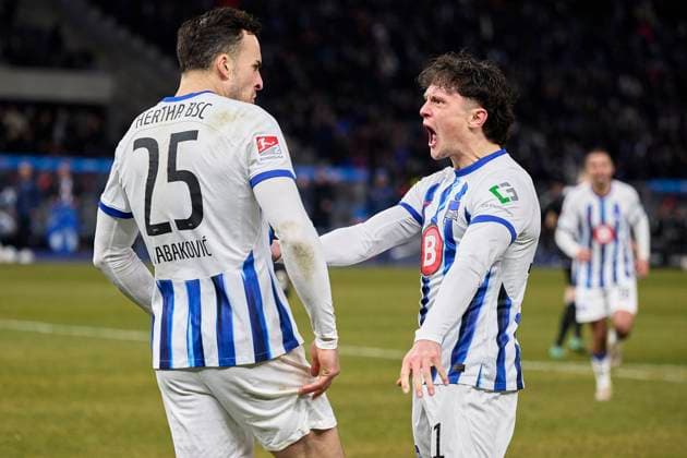 cheers after Haris Tabakovic Hertha BSC, 25 , and Fabian Reese Hertha BSC, 11 , GER, Hertha BSC vs Hamburger SV, Soccer Men, 2 Bundesliga, Season 2023 2024, Matchday 20, 03 02 2024 DFL REGULATES PROHIBIT ANY USE OF PHOTOGRAPHS AS IMAGE SEQUENCES AND OR QUASI VIDEO GER, Hertha BSC vs Hamburger SV, Mens football, Bundesliga 2, Season 2023 2024, Matchday 20, 03 02 2024 Berlin Copyright: xEibner-Pressefotox xClaudiusxRauchx EP_CRH