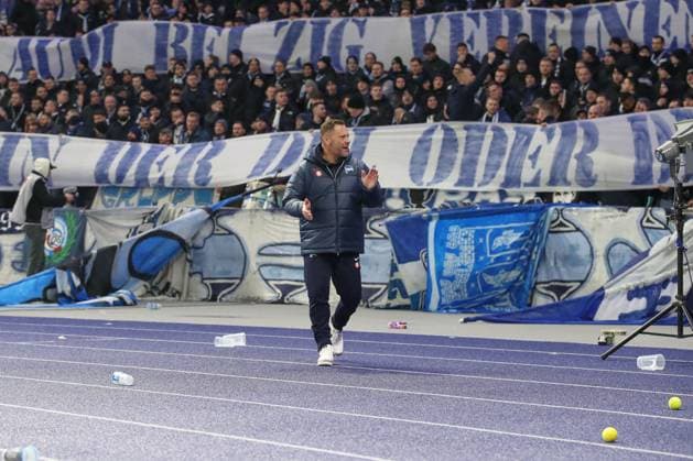 03 02 2024, xtgx, Soccer 2 Bundesliga, Hertha BSC Berlin Hamburger SV emspor, v l Pal Dardai Hertha, coach asks fans to stop throwing tennis balls at Ultras DFL DFB REGULATIONS PROHIBIT ANY USE OF PHOTOGRAPHS as IMAGE SEQUENCES and or QUASI VIDEO Berlin