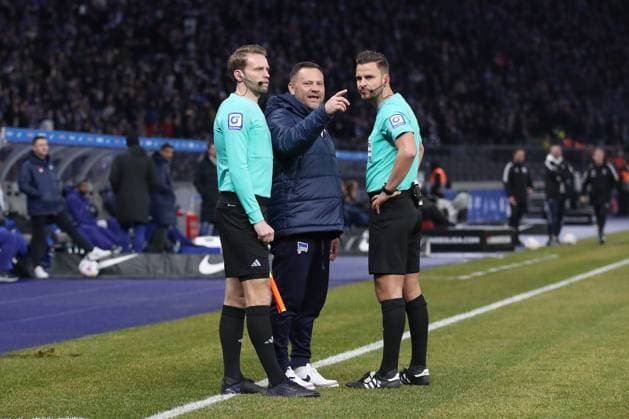 03 02 2024, xtgx, Soccer 2 Bundesliga, Hertha BSC Berlin Hamburger SV emspor, v l Pal Dardai Hertha, coach tells with linesman Sven Waschitziki Günther and referee Daniel Schlager DFL DFB REGULATIONS PROHIBIT ANY USE OF PHOTOGRAPHS as IMAGE SEQUENCES and or QUASI VIDEO Berlin