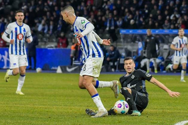 Soccer 2 Bundesliga, Hertha BSC Hamburger SV 03 02 2024, xdanx, Soccer 2 Bundesliga, Hertha BSC Hamburger SV, v l Aymen Barkok Hertha BSC 18 ,Laszlo Benes Hamburger SV 8 ,Zweikampf, Duell, Kampf, tackle DFL DFB REGULATIONS PROHIBIT ANY USE OF PHOTOGRAPHS as IMAGE SEQUENCES and or QUASI VIDEO Foto Daniel Lakomski Mix1 Berlin Olympiastadion Berlin Berlin Germany EN Copyright: xDanielxLakomskix