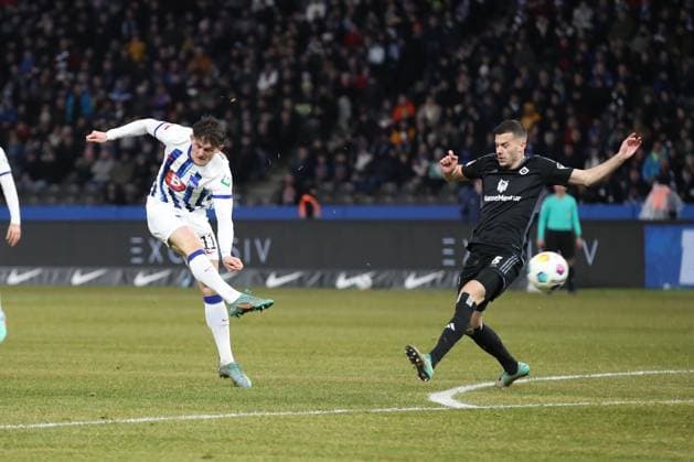 03 02 2024, xtgx, Soccer 2 Bundesliga, Hertha BSC Berlin Hamburger SV emspor, v l Fabian Reese Hertha, 11 with the pass to Haris Tabakovic Hertha, 25 Not in picture DFL DFB REGULATIONS PROHIBIT ANY USE OF PHOTOGRAPHS as IMAGE SEQUENCES and or QUASI VIDEO Berlin