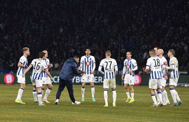Football, Men, Season 2023 2024, 2 Bundesliga 20 Matchday , Hertha BSC Hamburger SV, Hertha fans protest against the potential DFL investor with tennis balls, the game was interrupted, coach Pal Dardai Hertha BSC heats up the team after the game was interrupted, 03 02 2024, Copyright: xSebastianxRäppold MatthiasxKochx