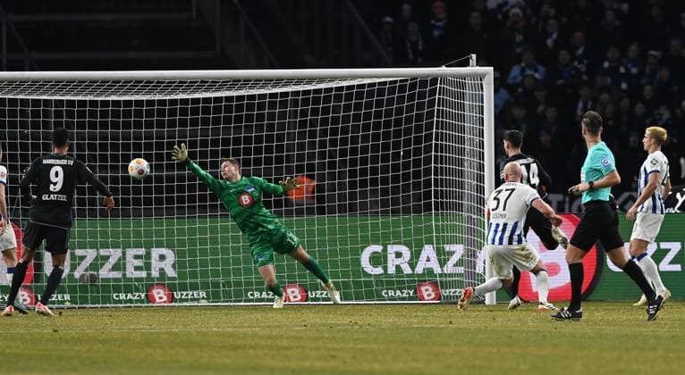 Soccer, Men, Season 2023 2024, 2 Bundesliga 20 Matchday , Hertha BSC Hamburger SV, Ludovit Reis 3 v r , Hamburger SV scores the goal to 1 2 against Toni Leistner Hertha BSC and goalkeeper Tjark Ernst Hertha BSC , 03 02 2024, Copyright: xSebastianxRäppold MatthiasxKochx