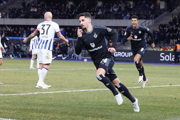 DEU, DFL, 2 FBL, Hertha BSC vs Hamburger SV, 03 02 2024, Berliner Olympiastadion, Berlin, DEU, DFL, 2 FBL, Hertha BSC vs Hamburger SV, im Bild 1 2 durch Ludovit Reis Hamburger SV 14 DFL regulations prohibit any use of Photographs as image sequences and or quasi video Foto Juergen Engler nordphoto GmbH nordphotoxGmbHx xEngler nph00076