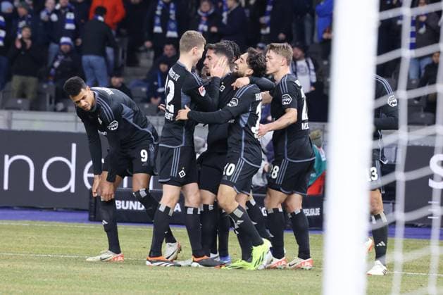 DEU, DFL, 2 FBL, Hertha BSC vs Hamburger SV, 03 02 2024, Berliner Olympiastadion, Berlin, DEU, DFL, 2 FBL, Hertha BSC vs Hamburger SV, im Bild 1 2 durch Ludovit Reis Hamburger SV 14 , Hamburger Spielerkreis DFL regulations prohibit any use of Photographs as image sequences and or quasi video Foto Juergen Engler nordphoto GmbH nordphotoxGmbHx xEngler nph00076