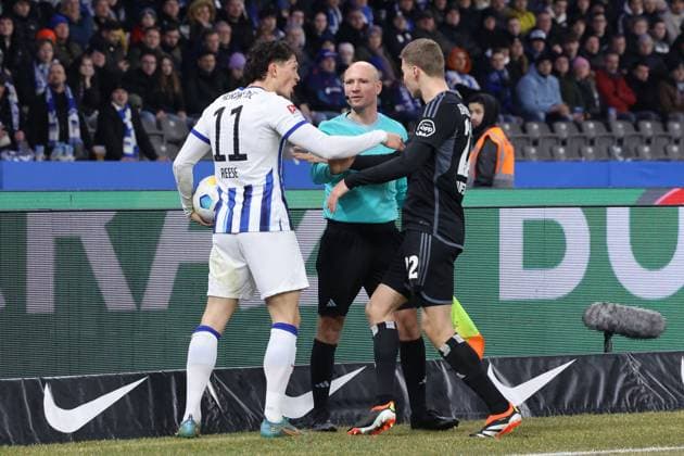 DEU, DFL, 2 FBL, Hertha BSC vs Hamburger SV, 03 02 2024, Berliner Olympiastadion, Berlin, DEU, DFL, 2 FBL, Hertha BSC vs Hamburger SV, in the picture Fabian Reese Hertha BSC Berlin 11 , Ignace Van der Brempt Hamburger SV 22 DFL regulations prohibit any use of Photographs as image sequences and or quasi video Foto Juergen Engler nordphoto GmbH nordphotoxGmbHx xEngler nph00076