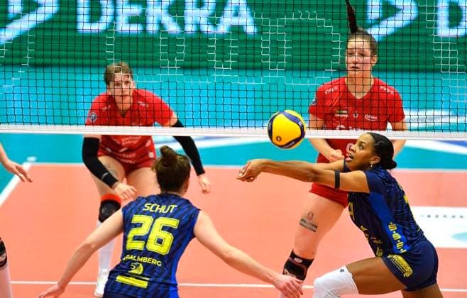 3 2 2024, Schwerins Jazmine White receiving, left Susan Schut, Volleyball, Bundesliga, Dresdner SC SSC Schwerin, c Dresden Germany