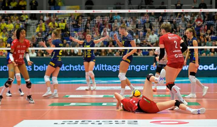 3 2 2024, Dresdens Jennifer Janiska and Dresdens Larissa Winter miss the ball, Volleyball, Bundesliga, Dresdner SC SSC Schwerin, c Dresden Germany