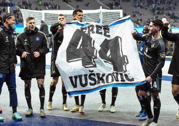 Fussball 2 Bundesliga, Hertha BSC Hamburger SV 03 02 2024, xdanx, Fussball 2 Bundesliga, Hertha BSC Hamburger SV, v l Mannschaft des Marburger SV,Jubel über den Sieg, Jubel nach Spielende , they hold a banner with the inscription Free 44 Vuskovic DFL DFB REGULATIONS PROHIBIT ANY USE OF PHOTOGRAPHS as IMAGE SEQUENCES and or QUASI VIDEO Photo Daniel Lakomski Mix1 Berlin Olympiastadion Berlin Berlin Germany EN Copyright: xDanielxLakomskix