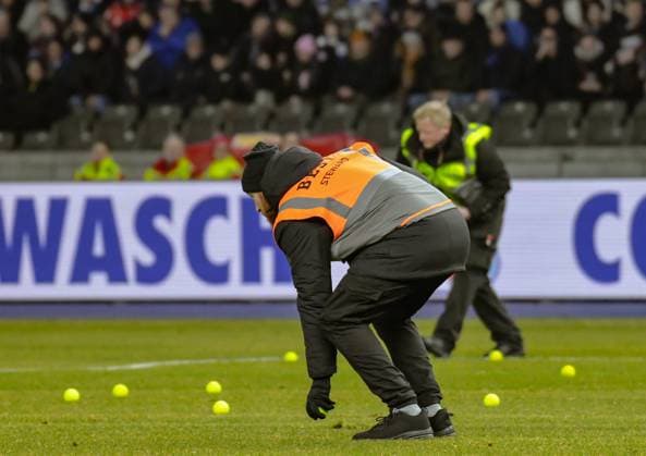 Fussball 2 Bundesliga, Hertha BSC Hamburger SV 03 02 2024, xdanx, Fussball 2 Bundesliga, Hertha BSC Hamburger SV, v l Ordner raeäumen Tennisbaelle vom Platz die von den HSV Fans geworfen wurde DFL DFB REGULATIONS PROHIBIT ANY USE OF PHOTOGRAPHS as IMAGE SEQUENCES and or QUASI VIDEO Foto Daniel Lakomski Mix1 Berlin Olympiastadion Berlin Berlin Deutschland DE Copyright: xDanielxLakomskix