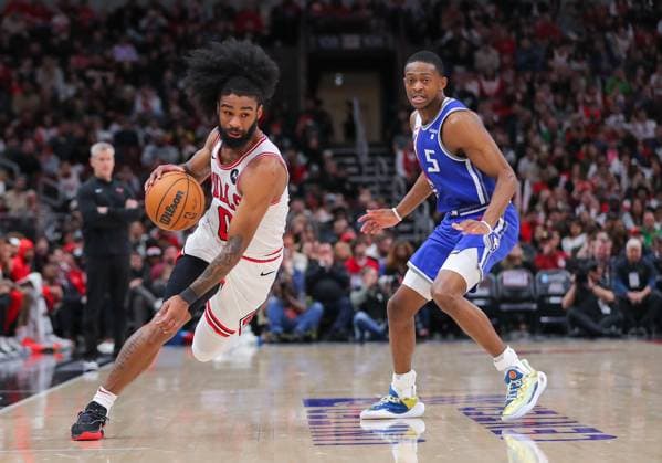 Sport Themen der Woche KW05 CHICAGO, IL - FEBRUARY 03: Coby White 0 of the Chicago Bulls dribbles the ball past DeÕAaron Fox 5 of the Sacramento Kings during the second half at the United Center on February 3, 2024 in Chicago, Illinois. (Photo by Melissa Tamez Icon Sportswire) NBA, Basketball Herren, USA FEB 03 Kings at Bulls EDITORIAL USE ONLY Icon24020336